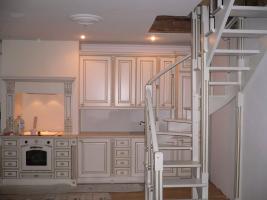 кухня и лестница в одном стиле