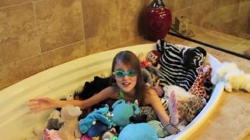 Kaelyn - Fun In The Tub