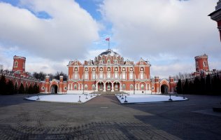 Петровский путевой дворец и окрестности